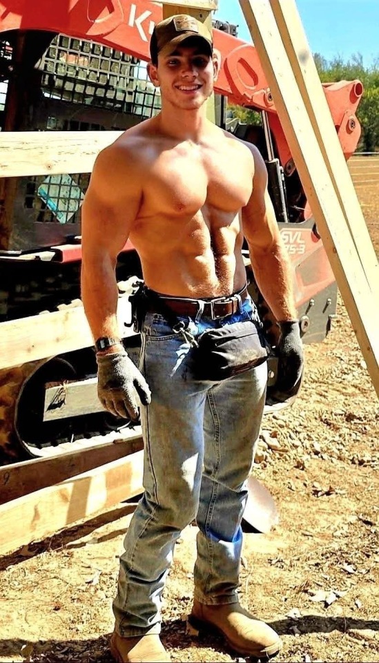 Malechritude's tweet photo. #SaturdayChores 
This one, too, looks more like a job than a household chore. 

from @beachbudXXX https://t.co/T5Z2epWnrd