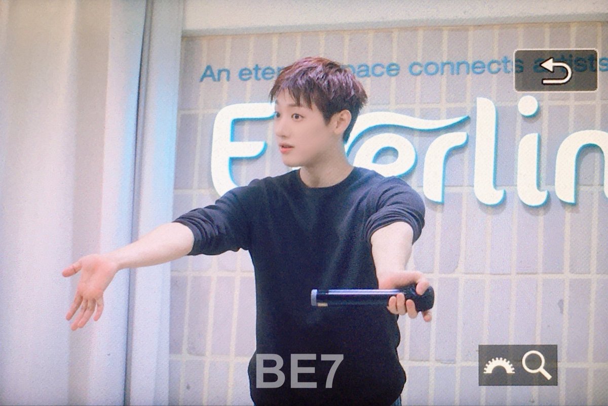 Be_enormous_7's tweet photo. 260705 팬싸에서 요즘 포즈 배우기
#Universe #손영택 https://t.co/eGUdajP41k