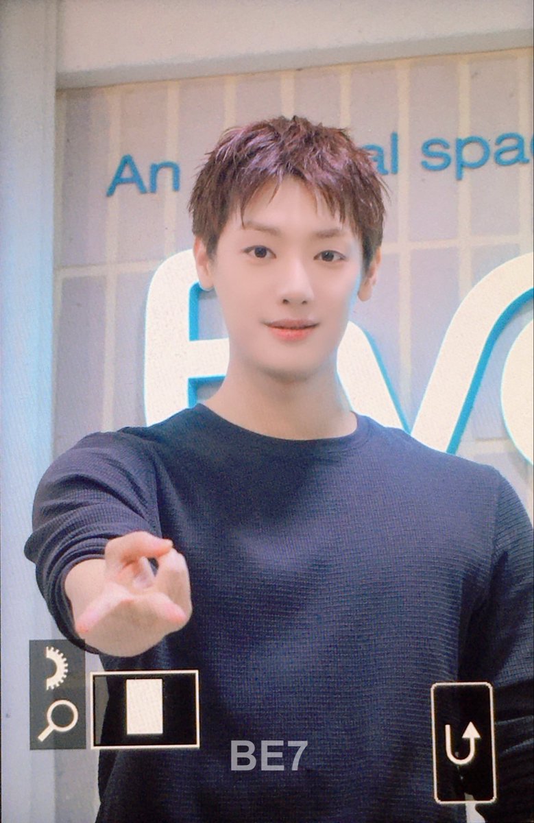 Be_enormous_7's tweet photo. 260705 팬싸에서 요즘 포즈 배우기
#Universe #손영택 https://t.co/eGUdajP41k
