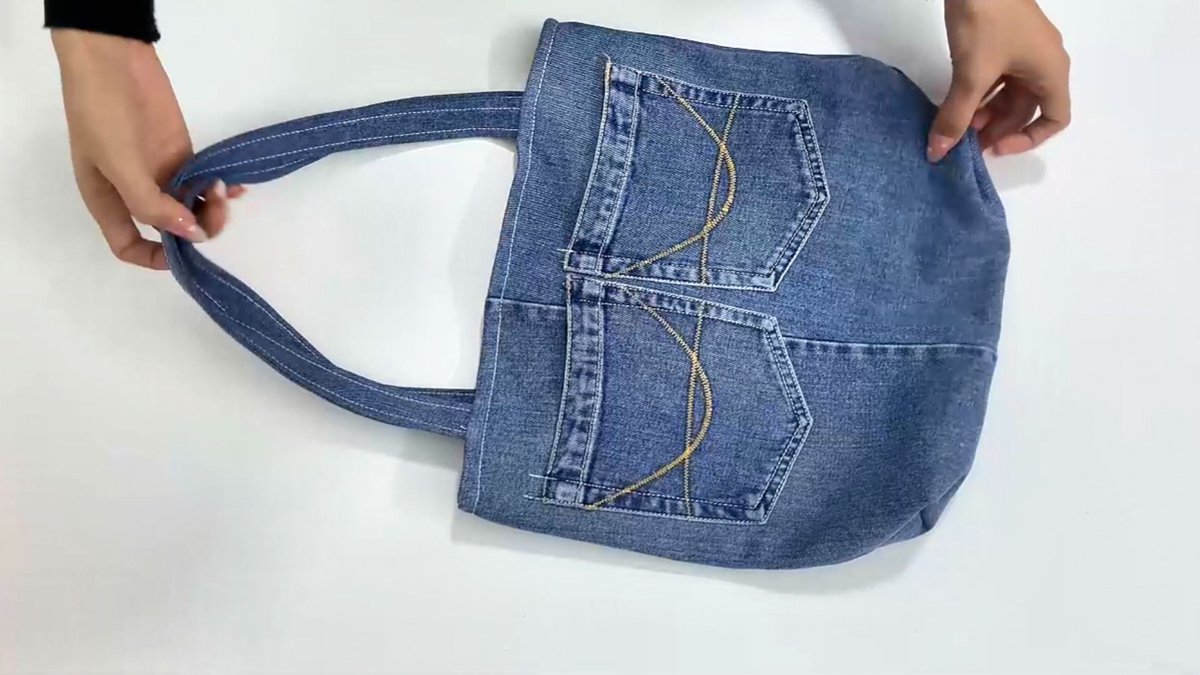 Mogwai221's tweet photo. [Upcycled old denim into a cute crossbody bag! Saved 1 pair of jeans from landfill  #WasteNotWantNot]， https://t.co/sRsRZdgIp7