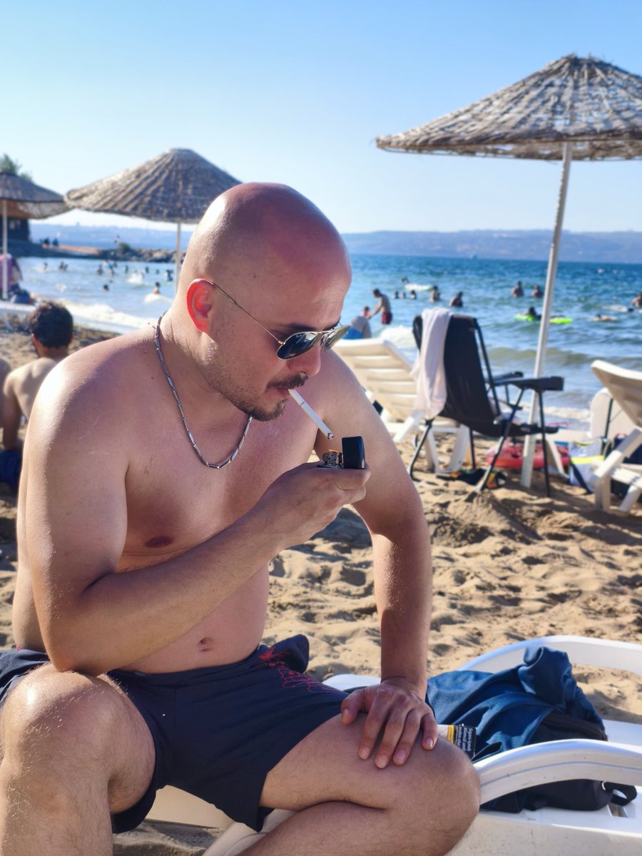 snn_041's tweet photo. Tatil bana yakışıyor 😎🚬 https://t.co/ZFs9gMhnpe