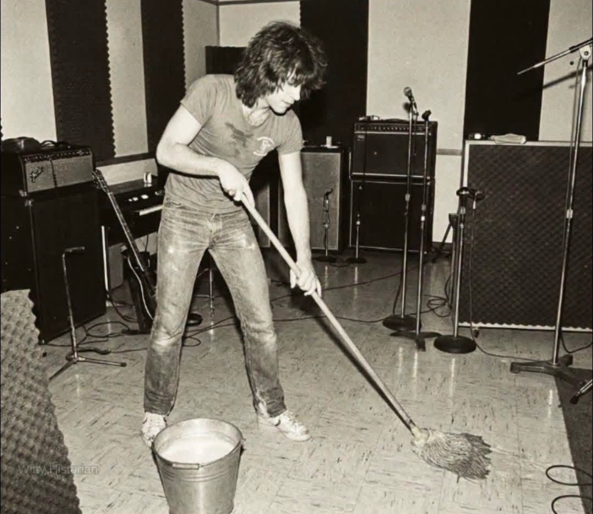 historyrock_'s tweet photo. In 1980, Star Wars released a strange Christmas album called Christmas in the Stars. One song needed a stronger young voice, so the producers asked an 18-year-old studio worker to try it. He nailed the part. His name was Jon Bon Jovi. https://t.co/6MfkHtmL8x
