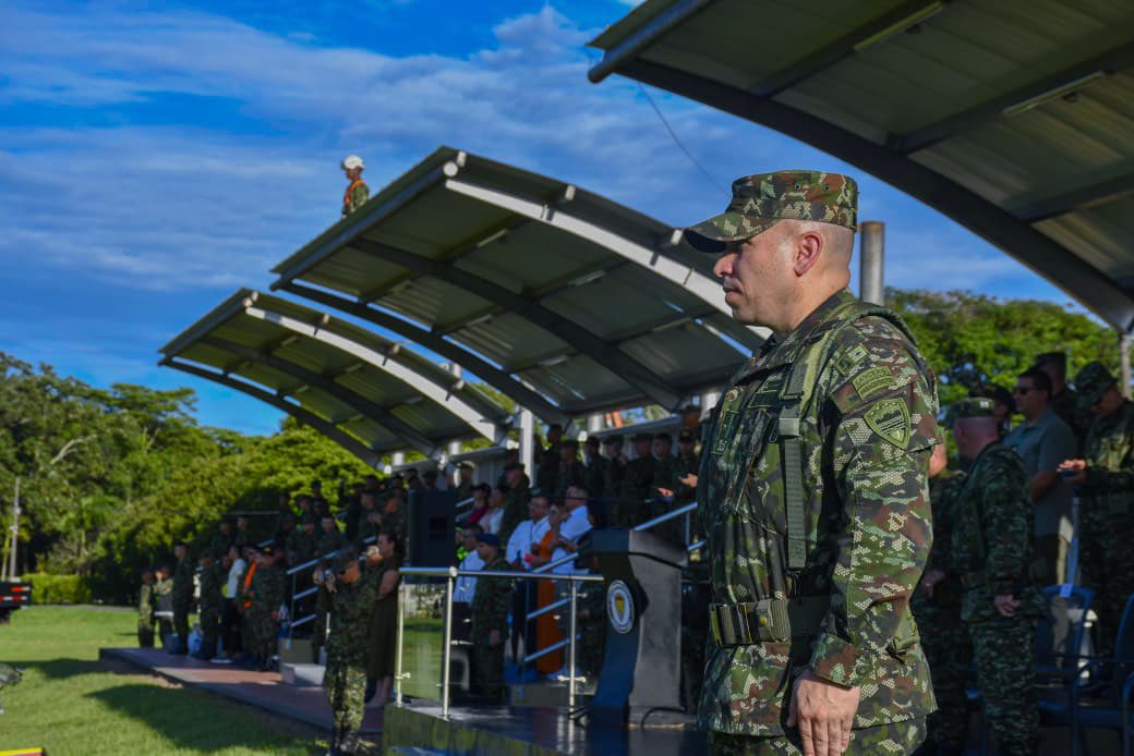 Ejercito_Div4's tweet photo. #EnImágenes | Así se vivió la ceremonia de transmisión de mando del Batallón de Ingenieros de Combate N.° 7 “General Carlos Albán Estupiñán”, un acto que reafirma el liderazgo, la continuidad operacional y el compromiso del @COL_EJERCITO con la seguridad, el desarrollo y el bienestar del departamento del #Meta.

#PatriaHonorLealtad
#NuestroCompromisoEs🇨🇴