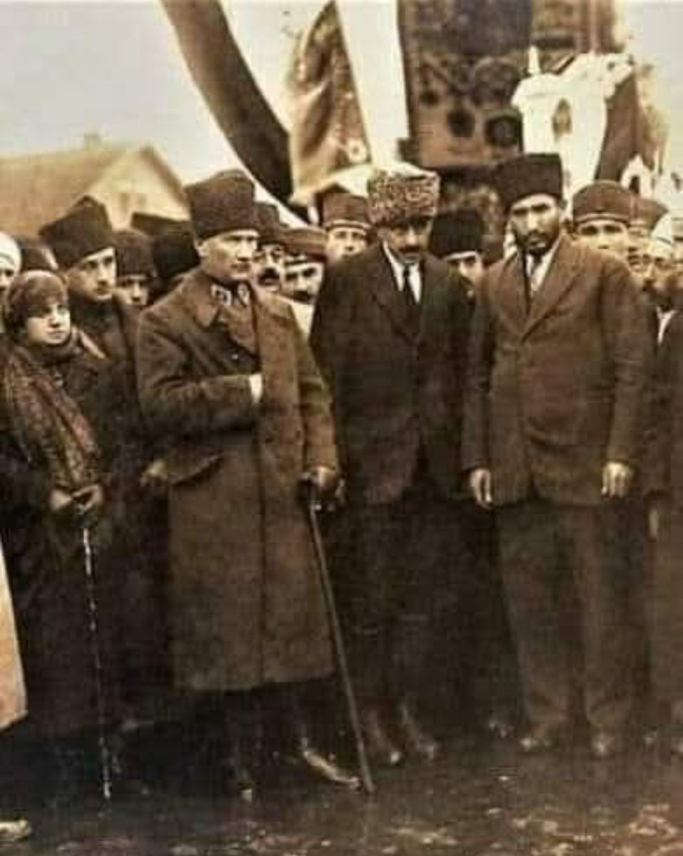 HurremYildz's tweet photo. Çocuk Kemalist nedir bilirmi'sin
Kemalist Devrim, tüm bireylerin Devlet eliyle bilimsel eğitimden geçirilip Uygar yaşama katılmasını, hayatın zorluklarına karşı her yönüyle bireylerin güçlendirilmesini sağlamaktır.
Koca bir devrimdir Kemalizim
Üç beş çakala boynumu eğecek Türk ?! https://t.co/Ji73t3zXIY