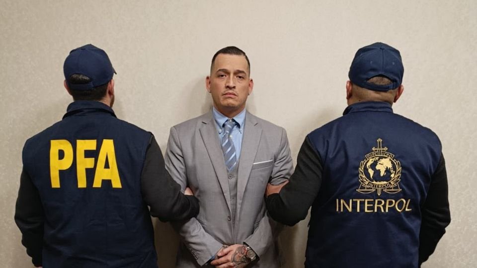 azucenau's tweet photo. 🚨Detienen en Argentina a mexicano con orden de captura internacional por narcotráfico. 🇦🇷🇲🇽

La Secretaría de Inteligencia de Estado (SIDE) de Argentina informó la captura de Rodolfo Junior Aguirre Covarrubias, ciudadano mexicano buscado por autoridades de Estados Unidos por presuntos delitos relacionados con el narcotráfico. La detención se realizó en un hotel de Puerto Madero, en Buenos Aires, tras un operativo coordinado con Migraciones e Interpol.