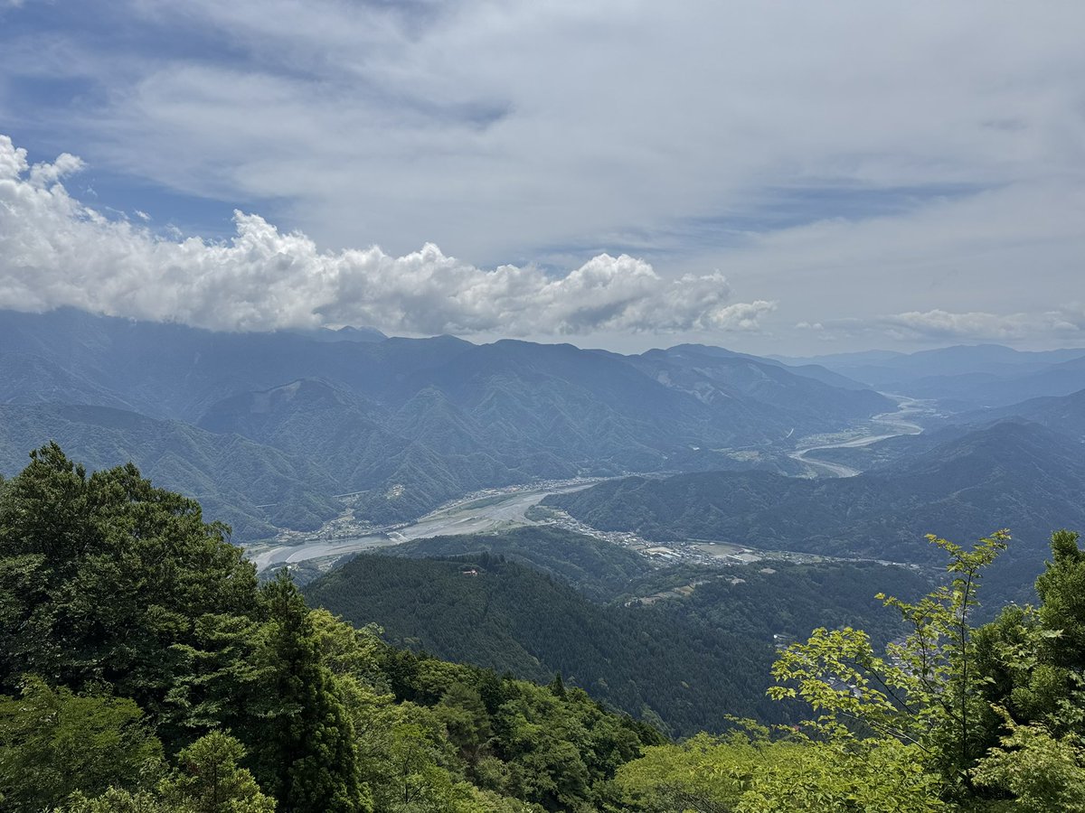 jibson666's tweet photo. 身延山とてっぺんからの風景 https://t.co/BZSH38JYwm