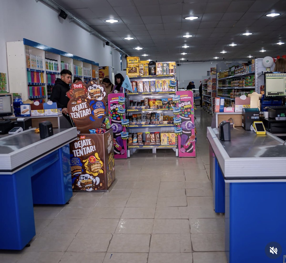 Sergio_OrtizOk's tweet photo. Felicitaciones a los compañeros y compañeras y a toda la Comisión Directiva del Sindicato de Empleados de Comercio de Villa Belgrano por esta gran iniciativa.

En tiempos donde el salario ya no alcanza para cubrir las necesidades básicas, inaugurar una proveeduría no es solo abrir un local: es poner al sindicato al servicio de sus afiliados con una herramienta concreta para cuidar el bolsillo de la familia mercantil.

Estas acciones demuestran que, mientras seguimos dando la pelea por salarios dignos y mejores condiciones de vida, también hay dirigentes que transforman la solidaridad en hechos.

Que este ejemplo inspire a toda la organización mercantil argentina. Porque con organización, creatividad y compromiso, el sindicalismo sigue siendo la herramienta más poderosa para defender a las trabajadoras y los trabajadores. ¡Felicitaciones! 
#SomosComercio #ComercioMilitante