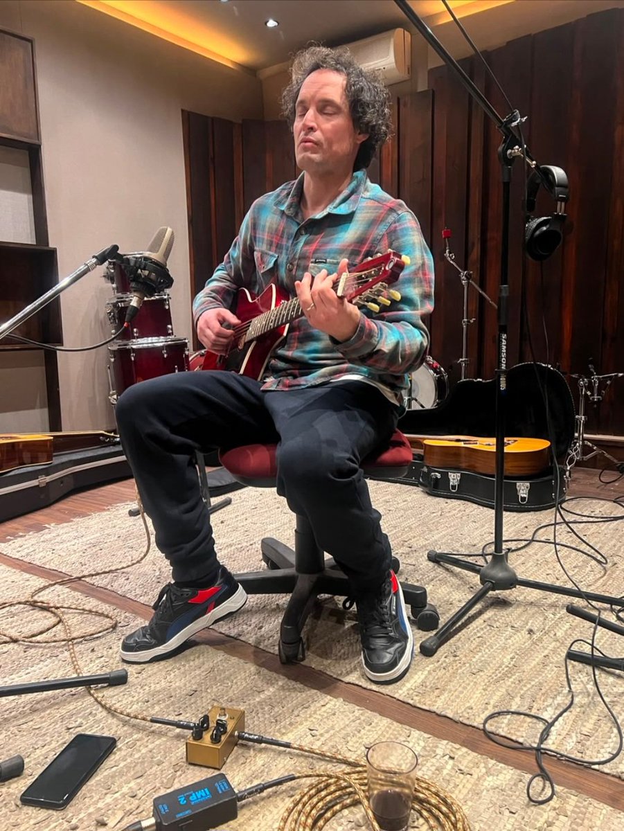 InIre10's tweet photo. Primera sesión de grabación de Chimangos. Una tormenta de acústicas y criollas. Del estudio al psiquiátrico. Salud.
#lúminaguitarras #gibson #ibanez #pereyraluthier #calipsoestudio #Morón #BsAs #Argentina https://t.co/EvDKc9RNi8