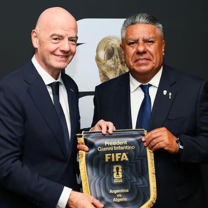 MadridSports_'s tweet photo. ‼️‼️ Los ESCÁNDALOS de la FIFA y la AFA, según @Romain_Molina

🇦🇷 El periodista ha publicado un vídeo de 24 minutos donde relata numerosos casos de irregularidades de la Asociación de Fútbol Argentino en los que el organismo internacional se habría puesto de lado o incluso se habría aprovechado de ellos. Entre sus acusaciones:

1⃣ La FIFA habría protegido a Diego Guachi, exentrenador de las categorías inferiores de la Selección Argentina femenina, tras ser acusado de abusos sexuales por parte de cinco jugadoras. La organización cerró el caso por "falta de pruebas" y presuntamente filtró la identidad de las denunciantes

2⃣ El periodista asegura que la FIFA transfirió el pago por el título de la Copa del Mundo de 2022 a la empresa TourProdEnter, en lugar de a la AFA, tras ser elegida 9 días antes de la final para recolectar sus ingresos. La compañía había sido creada recientemente con sede en Miami y forma parte de la investigación del FBI por supuesto fraude y lavado de dinero

3⃣ Molina habla de la influencia de Emilio García, director de la FIFA, en las posibles decisiones respecto al fútbol sudamericano: "Los líderes de la FIFA siempre son muy bien recibidos en Buenos Aires. Las veladas son lujosas y son muy cercanos (...) Hace unos años, CONMEBOL y FIFA estaban en guerra... Desde hace unos años, CONMEBOL ha conseguido de todo"

4⃣ Sensación de impunidad: el periodista relata que los líderes del fútbol latinoamericano cayeron en el FIFA Gate tras hacer negocios con bancos y empresas estadounidenses. ¿Por qué la AFA y otras vuelven a acudir a ellas? La conexión volvería a ser la misma, la FIFA

5⃣ Ante las últimas informaciones, legisladores de la Unión Europea quieren que se investigue al presidente de la FIFA Gianni Infantino