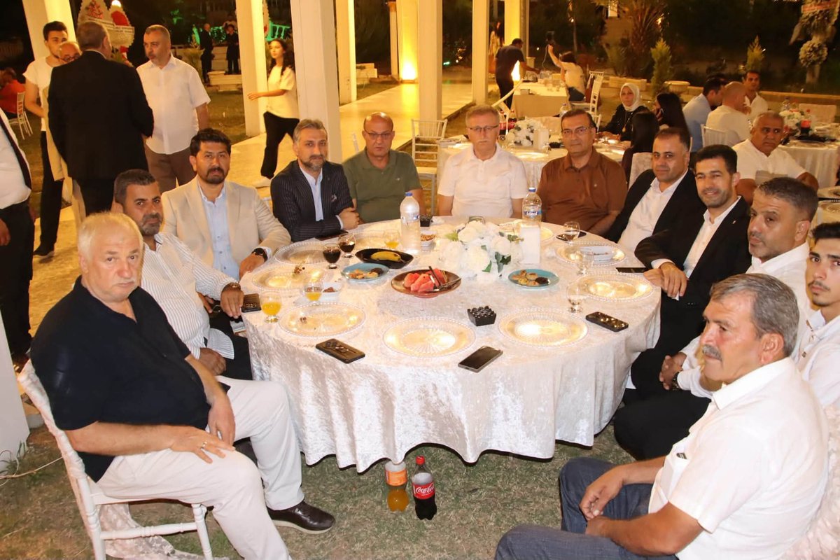 akdenizakparti's tweet photo. 📍 Düğün Programı

İlçe Başkanımız Sn. Av. Mahsum Sevimli ve yöneticilerimizle birlikte, önceki dönem ilçe yöneticilerimizden Sn. Çetin Kayar’ın kıymetli evladı için düzenlenen düğün merasimine katıldık.

Bu anlamlı ve mutlu günlerinde Alışar ve Kayar ailelerinin sevincine ortak olarak genç çiftimize bir ömür boyu sağlık, huzur ve mutluluk diledik.

Rabbim kurdukları yuvayı hayırlı, bereketli ve daim eylesin. Allah iki cihan saadeti nasip etsin. 💐🤲

@abuyukgumus 
@yahyacelik_ 
@vahitatalan 
@Ruken_Kilerci 
@AdemAldemir33 
@mahsumsevimli