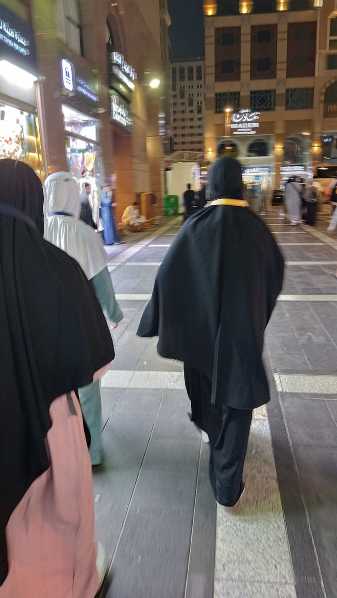 Alarsszz's tweet photo. Mau satu fakta? Aku dan 1 teman hajiku kemarin, kami korban catcalling dan bahkan sikut kami sempat dipegang semi ditarik. Kami diam? Nggak. Saya teriakkin mereka  

- Lokasi di mana? Grand Plaza Madinah
- Bajunya apa? Abaya longgar, khiban saya cukup besar, saya masih pakai kalung identitas haji (foto 1)

Besok-besoknya, tiap mau ke sana, saya harus bawa ibu-ibu kami, biar lebih aman.

Niat kakaknya baik, saya paham. Tapi ini realitanya kak. Semoga nggak ada lagi kejadian kayak gini, yg menimpa temen-temen perempuan di manapun mereka berada.