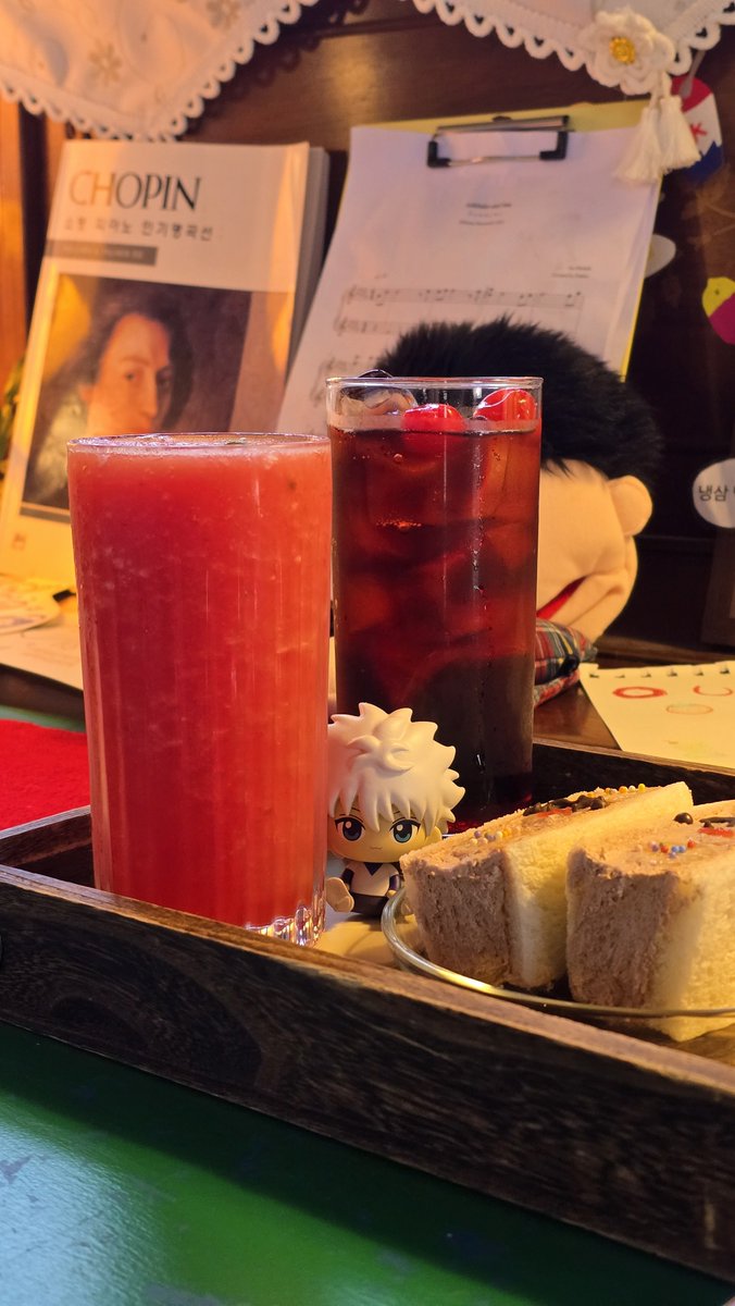 Isiris_everyone's tweet photo. @50NN4T1N3 웃긴게 여기가 단골카페엿는데
사장님이 레오리오는 이미누가 뽑앗다고 귀뜸해주셧어요

사장님: 누가 레오리오 뽑고 아쉬워하더라고요...
나:글쿤용

덕분에 키르아 남아잇엇나봐요.. 야호
하나 더샀는데 이건 선물용이라서 뭐 들엇는지 모르겟어요 https://t.co/cCP7GKynpS