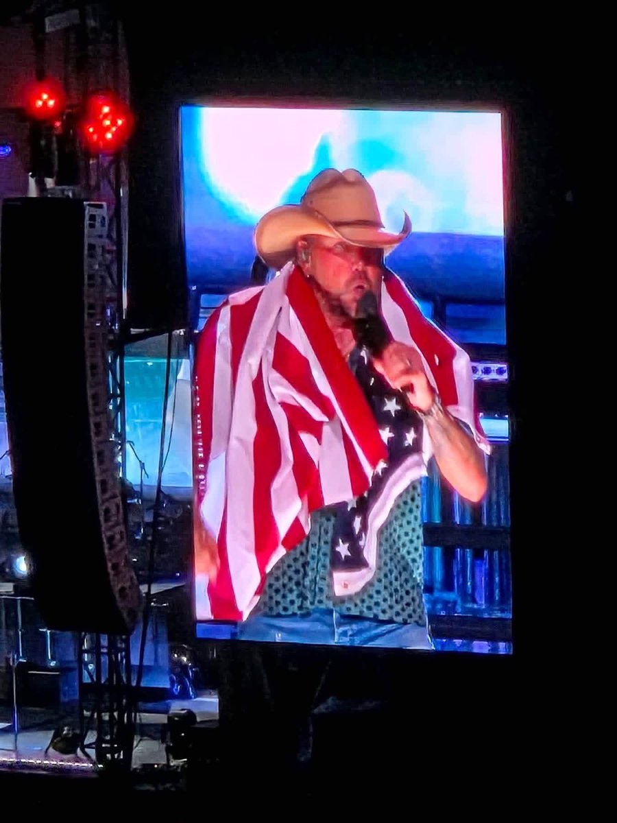 airalana24's tweet photo. Fun time at a Travis Tritt and Jason Aldean at YSU! #YLive https://t.co/AVtgbWWKGF