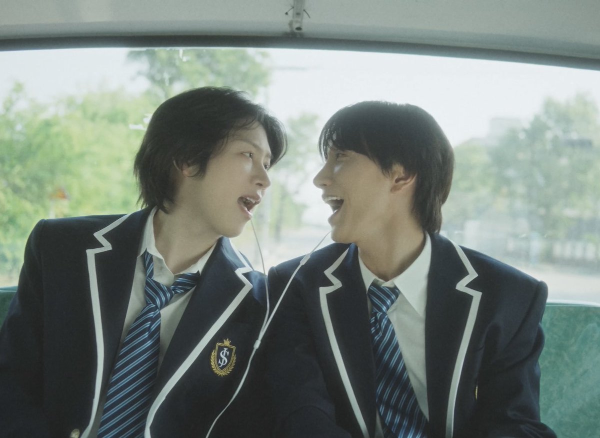 mangdu711's tweet photo. 줄이어폰 나눠끼는거 너무좋지... https://t.co/tev8XZyHup