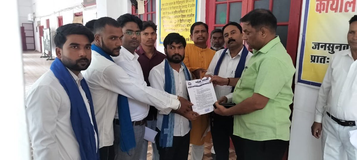 BA4Pilibhit's tweet photo. ललिता गौतम हत्याकांड: भीम आर्मी ने राष्ट्रपति के नाम ज्ञापन भेजा, सीबीआई जांच और एसएसपी अविनाश पाण्डेय पर कार्रवाई की मांग

 #JusticeForLalitaGautam #CBIInquiry #BhimArmy #DalitJustice #Constitution #HumanRights #StopAtrocities #Meerut #JaiSamvidhan #Pilibhit #SaurabhBhimArmy https://t.co/AIbxWXniQY
