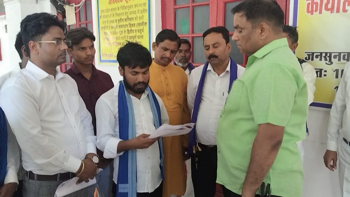 BA4Pilibhit's tweet photo. ललिता गौतम हत्याकांड: भीम आर्मी ने राष्ट्रपति के नाम ज्ञापन भेजा, सीबीआई जांच और एसएसपी अविनाश पाण्डेय पर कार्रवाई की मांग

 #JusticeForLalitaGautam #CBIInquiry #BhimArmy #DalitJustice #Constitution #HumanRights #StopAtrocities #Meerut #JaiSamvidhan #Pilibhit #SaurabhBhimArmy https://t.co/AIbxWXniQY