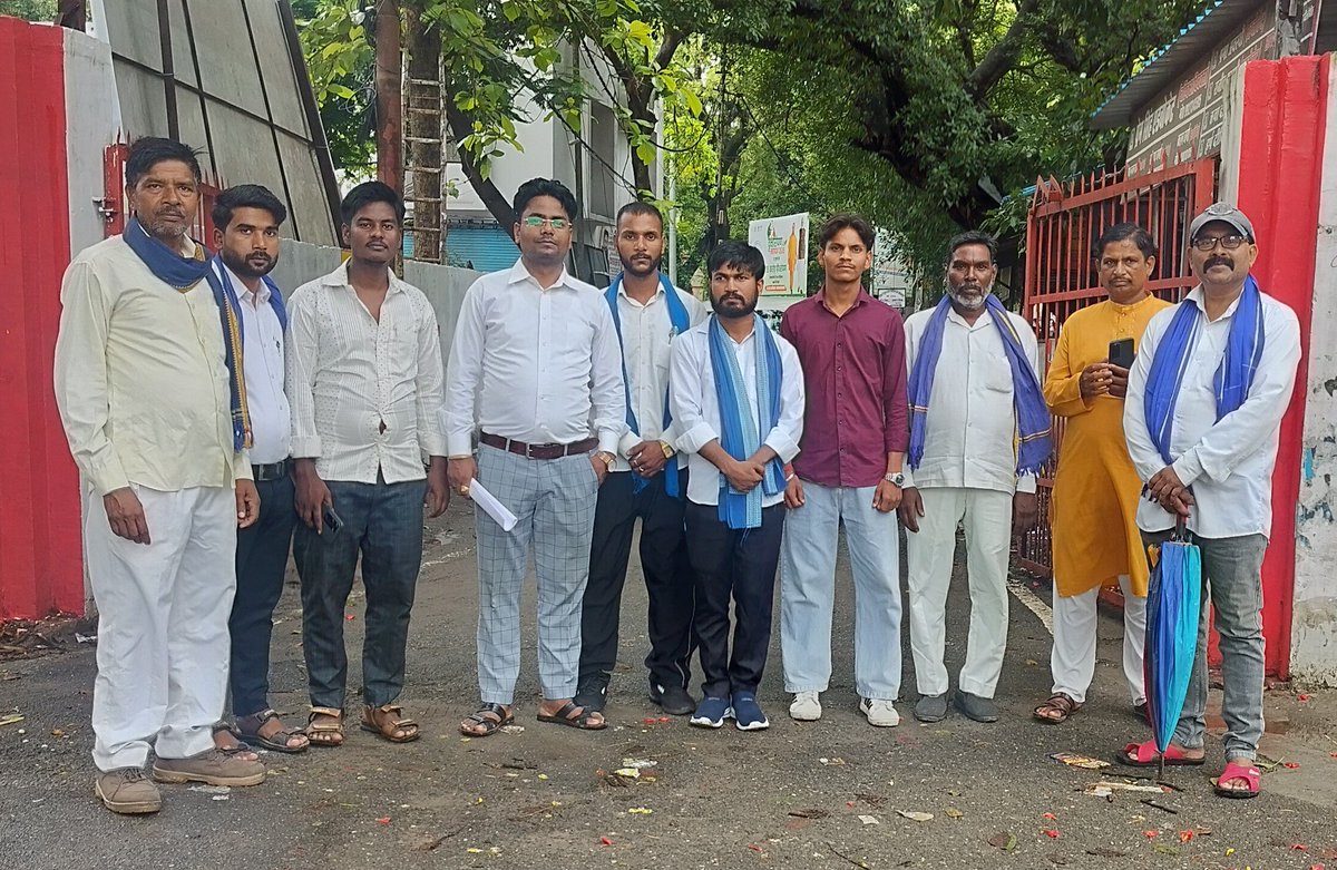BA4Pilibhit's tweet photo. ललिता गौतम हत्याकांड: भीम आर्मी ने राष्ट्रपति के नाम ज्ञापन भेजा, सीबीआई जांच और एसएसपी अविनाश पाण्डेय पर कार्रवाई की मांग

 #JusticeForLalitaGautam #CBIInquiry #BhimArmy #DalitJustice #Constitution #HumanRights #StopAtrocities #Meerut #JaiSamvidhan #Pilibhit #SaurabhBhimArmy https://t.co/AIbxWXniQY