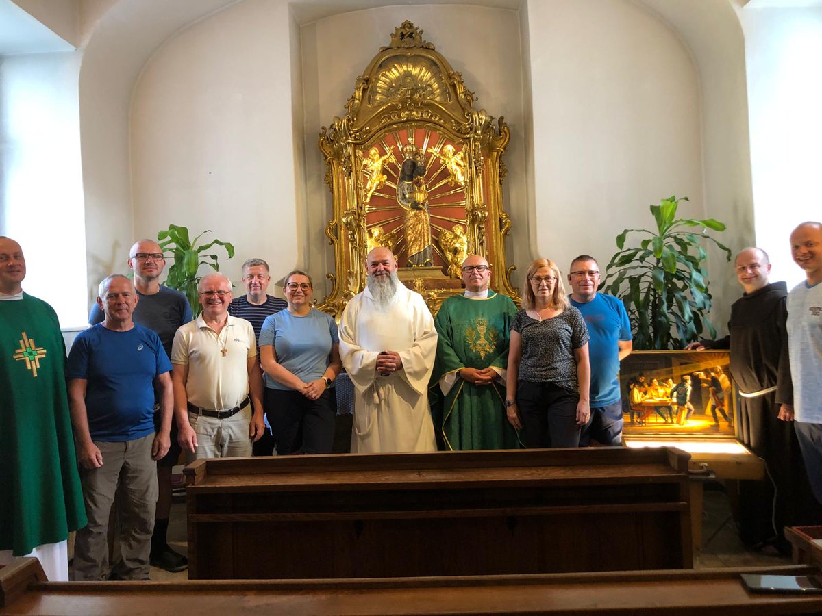VaticanNewsPL's tweet photo. Idą śladami św. Stanisława Kostki z Wiednia do Rzymu. Pielgrzymka w intencji powołań trwa już tydzień, pobłogosławił ją Leon XIV.
➡️ https://t.co/5DK4hRHBpx
Fot. Vatican News, Ks. Maciej Szostak

@EpiskopatNews https://t.co/6DAWdZ95a7