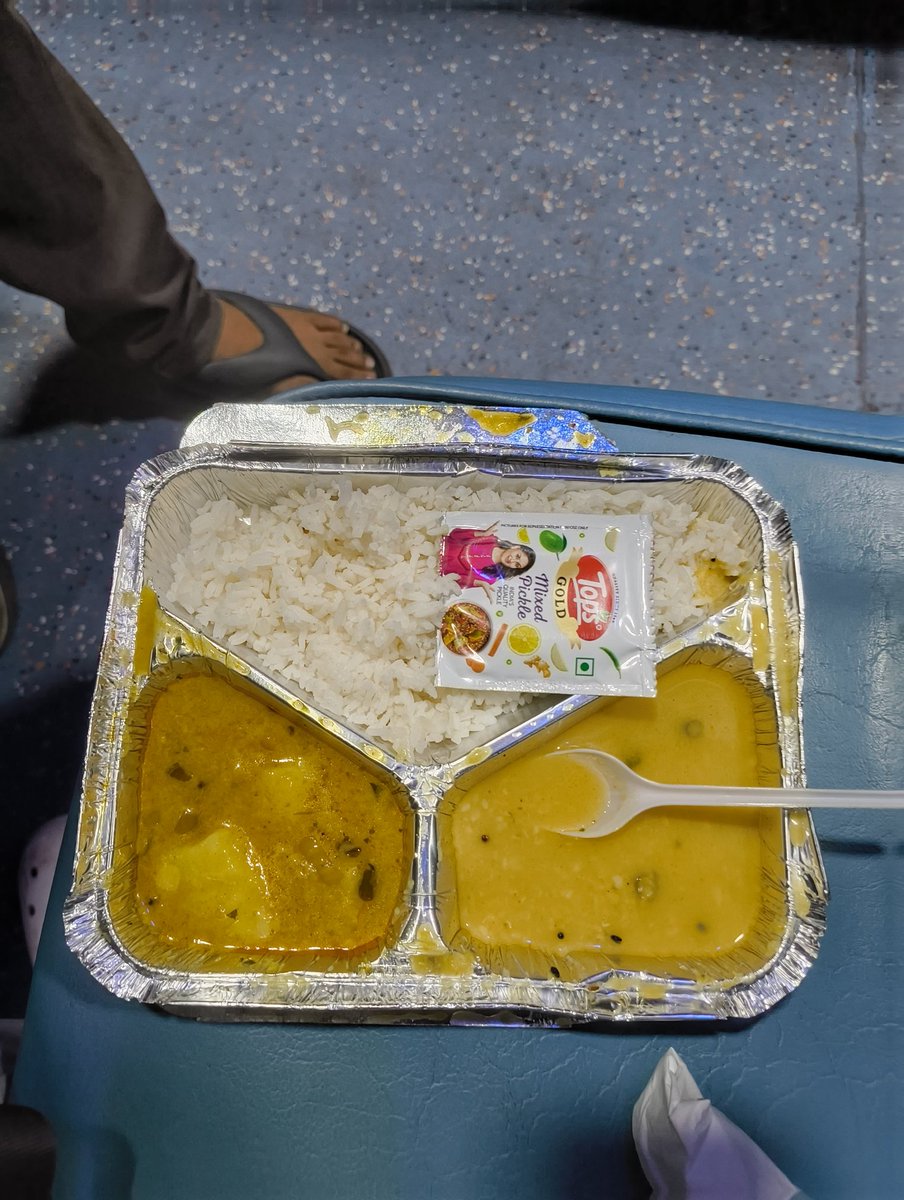SahaDeepay14913's tweet photo. This kind of food is being provided on train 12450 Madgaon Goa SAMPARK KRANTI Express my pnr is 2953189292 seat 45 coach S1 , the food served is not cooked well and quantity is also very low with missing items @IRCTCofficial @RailMinIndia @RailMadad @AshwiniVaishnaw https://t.co/pdhHzcU6hW