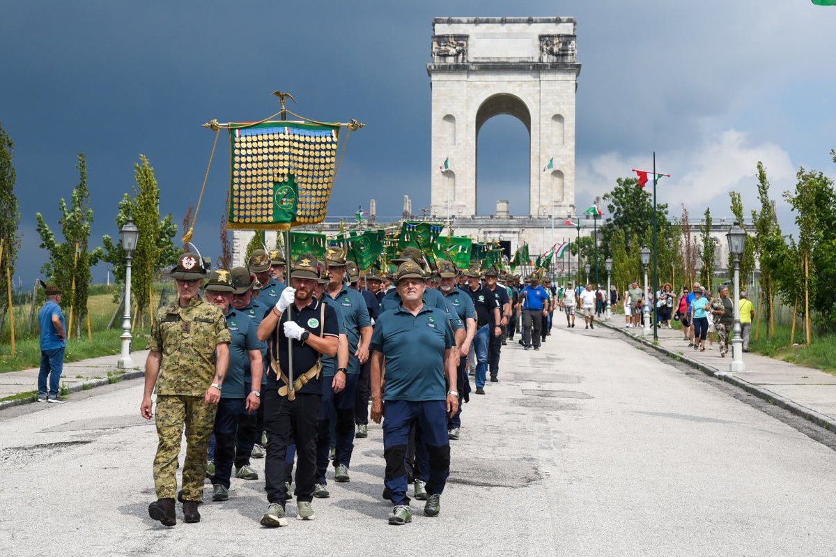 ana_web's tweet photo. Pellegrinaggio in #Ortigara: gli #alpini hanno reso omaggio ai Caduti al Sacrario del Leiten (#Asiago) #alpini #associazionenazionalealpini https://t.co/MZsbxQR2m6