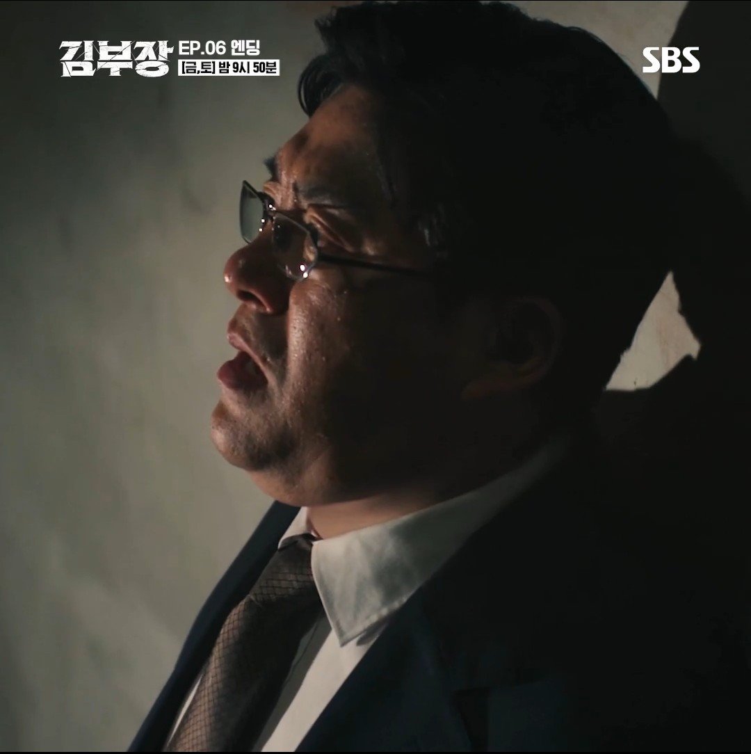 xxophii's tweet photo. Gila sih scene ini 😭🥲

Webtoon vers                           Drama vers

#AgentKimReactivated
#AgentKimReactivatedEp6 https://t.co/dE3MACI28W