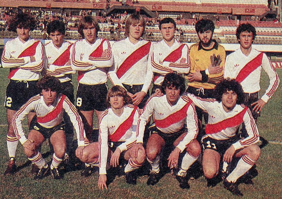 Maisonna's tweet photo. Los 5 puntos que obtuvo este equipo fueron fundamentales para que al final del Campeonato River no descienda a la B.
A manera de reconocimiento van los 11 que dieron la cara por la institución y video de la salida y de una gran jugada de Biri Biri que terminó con zurdazo al palo. https://t.co/7XT8jO7ApD