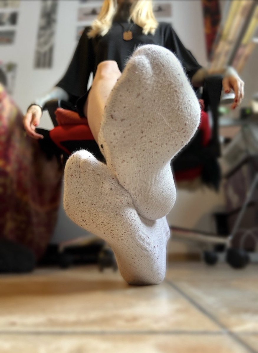 FinGdsSoleya's tweet photo. Be my personal sock sniffing b!tch 😈 https://t.co/PwIIbHcCc2