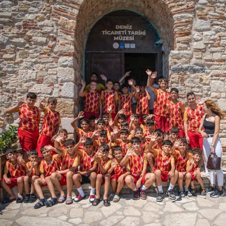 Nusaybinli Çocuklar İlk Kez Denizle Buluştu: Kuşadası'nda Unutulmaz Bir Gün