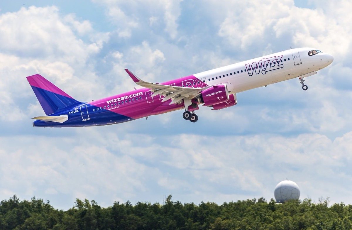 Aviationworld22's tweet photo. 🚨| ويز إير توقف بيع تذاكر رحلاتها بين لندن والسعودية

أزالت شركة ويز إير إمكانية حجز رحلاتها بين لندن وكلٍ من جدة والمدينة المنورة عبر موقعها الإلكتروني وتطبيقها، بعد أن كانت تُشغّل هذه الخطوط باستخدام طائرات A321XLR.

وكانت آخر رحلة بين لندن غاتويك وجدة قد أُسيّرت في أبريل، فيما غادرت آخر رحلة إلى المدينة المنورة خلال مارس.

ورغم إيقاف المبيعات عبر القنوات الرسمية، لا تزال بعض الرحلات المستقبلية مدرجة في أنظمة الحجز، ويمكن العثور عليها لدى عدد من وكلاء السفر ومنصات الحجز الخارجية