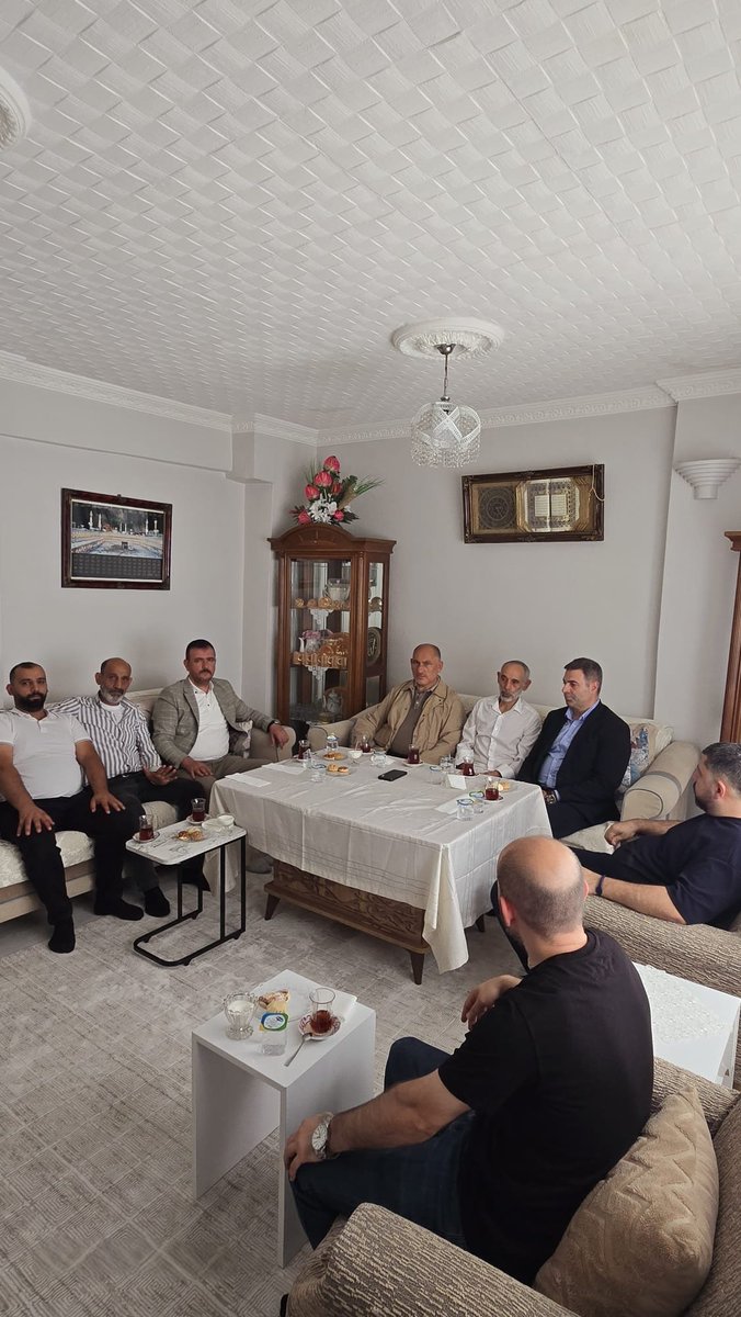_MHP_sultangazi's tweet photo. 🇹🇷 Şehit ve Gazi Yakınları Ziyaret Programı

Şehit ve Gazi Yakınlarından Sorumlu İl Başkan Yardımcımız Sn. Ayhan Aras, İlçe Başkanımız Sn. Yakup Bildik, İlçe Teşkilat Başkanımız Sn. Yaşar Koçyiğit, İlçe Yöneticilerimizin, Kaçep Başkanı İlçe Başkan Yardımcımız Deniz Gürses ve Mahalle Başkanlarımızın katılımlarıyla; aziz şehidimiz Davut Balyemez'in kıymetli kardeşi Sn. Efrail Balyemez'i hanelerinde ziyaret ederek hasbihâl ettik.

Aziz şehidimizi rahmetle, minnet ve dualarla yâd ediyor; kıymetli ailesine sağlık, huzur ve sabır diliyoruz.

Ruhları şâd, mekânları cennet olsun.

#sultangaziilebulusuyoruz #sultangaziilekucaklasiyoruz