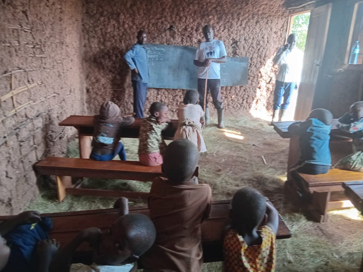 RedPepperUG's tweet photo. Sheema @NRMOnline Bigwig Shocked By ‘Forgotten’ Hilltop Bihanda Pre-School…Rallies NGOs, Telecoms @Airtel_Ug , @mtnug , American Tower To Do Something
 
@jbyarabaha
@SheemaDevAss

Read on 👉 https://t.co/v6FmJMxyDw https://t.co/84UlzDt5ZL