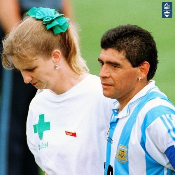 Footballogue's tweet photo. 𝗩𝗢𝗨𝗦 𝗦𝗔𝗩𝗘𝗭 𝗤𝗨𝗘 𝗟𝗘 𝗣𝗟𝗨𝗦 𝗙𝗢𝗨 𝗗𝗔𝗡𝗦 𝗟’𝗔𝗙𝗙𝗔𝗜𝗥𝗘 𝗠𝗔𝗥𝗔𝗗𝗢𝗡𝗔 𝟭𝟵𝟵𝟰, 𝗖’𝗘𝗦𝗧 𝗤𝗨𝗘 𝗖’𝗘𝗦𝗧 𝗟𝗨𝗜 𝗤𝗨𝗜 𝗔 𝗣𝗥𝗢𝗩𝗢𝗤𝗨𝗘́ 𝗦𝗢𝗡 𝗖𝗢𝗡𝗧𝗥𝗢̂𝗟𝗘 𝗣𝗢𝗦𝗜𝗧𝗜𝗙 😭🇦🇷

Après Argentine-Nigeria, Diego célèbre son but avec une intensité folle, multiplie les gestes vers les caméras… et attire immédiatement l’attention. 🧐

Le médecin de la FIFA, le Français Jean-Marcel Ferret, décide alors de le désigner pour le contrôle antidopage.

Quelques jours plus tard, le résultat tombe : 𝗽𝗼𝘀𝗶𝘁𝗶𝗳 𝗮̀ 𝗹’𝗲́𝗽𝗵𝗲́𝗱𝗿𝗶𝗻𝗲.

L’image de Maradona quittant la pelouse, main dans la main avec une infirmière, est devenue l’une des plus marquantes de l’histoire des Coupes du monde.

(L’Equipe)