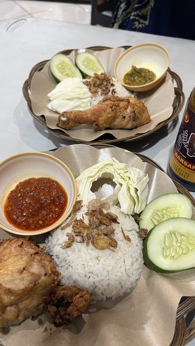 ThisyaAudina's tweet photo. @nyyaapp nah kata gw kalo lagi marah dan panas waktunya lo makan sambal lembur https://t.co/Q8TaRaWL11