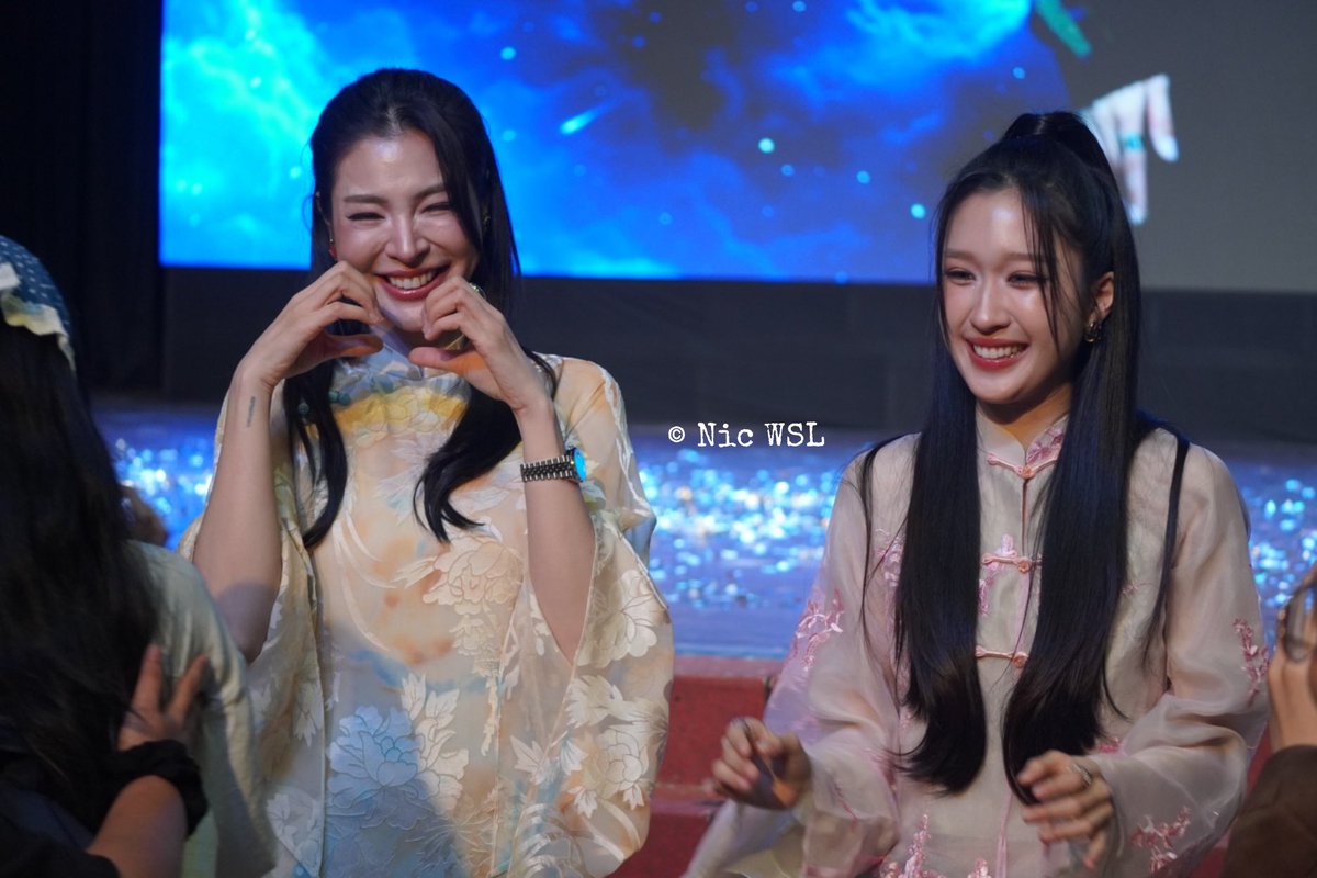 Nic__WSL's tweet photo. Shay dancing hi-bye 

FAYEATOM VIETNAM FANMEET 
#FayeAtom1stFMinHCMC
#FayeAtom #FayePeraya #AtomPariya https://t.co/4F5wvqq0kN