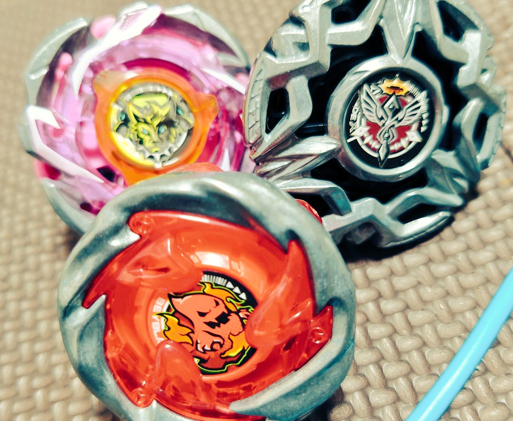 eggsoup_shot's tweet photo. ベイブレードの為に休み取って開店20分前に並んでランダムブースター1個しか買えなかったのバグじゃない？

最終的に県外含め探し回って計3つ購入

結果としてカラバリでレア組めたからギリ許せるか…？
ゴーストサークルはどの色も無限に欲しいね https://t.co/F4uFvi6Of1