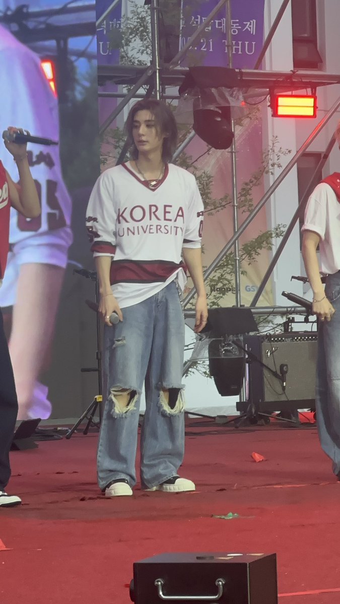 equj0j's tweet photo. 나 솔직히 작년 콘서트까지만 해도 막 카메라랑 실물이랑 다르다? 이거 잘 모르겠고 걍 팬들 호들갑이라고 생각했는데 (ㅈㅅ)
이번에 진짜 코앞에서 펜스 잡고 보니까 얼마나 카메라가 실물을 못 담는지 체감함
그냥... 그냥 다름 https://t.co/HFQaOYeYaR