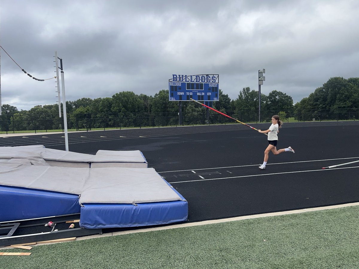 SCBulldogTrack's tweet photo. Huge shout out to Coach Hager for running his annual pole vault extravaganza camp! Athletes (including some great Dawgs!) &amp; coaches from all over coming to get better - organized by the man &amp; the myth, Jim! So blessed here at #SouthsideSpeed https://t.co/QpJNuc8EEi