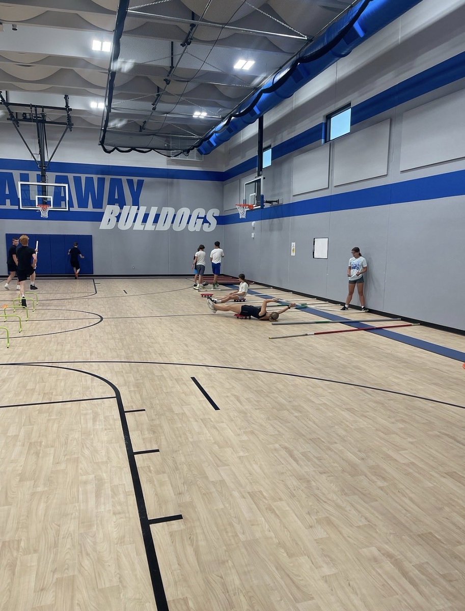 SCBulldogTrack's tweet photo. Huge shout out to Coach Hager for running his annual pole vault extravaganza camp! Athletes (including some great Dawgs!) &amp; coaches from all over coming to get better - organized by the man &amp; the myth, Jim! So blessed here at #SouthsideSpeed https://t.co/QpJNuc8EEi