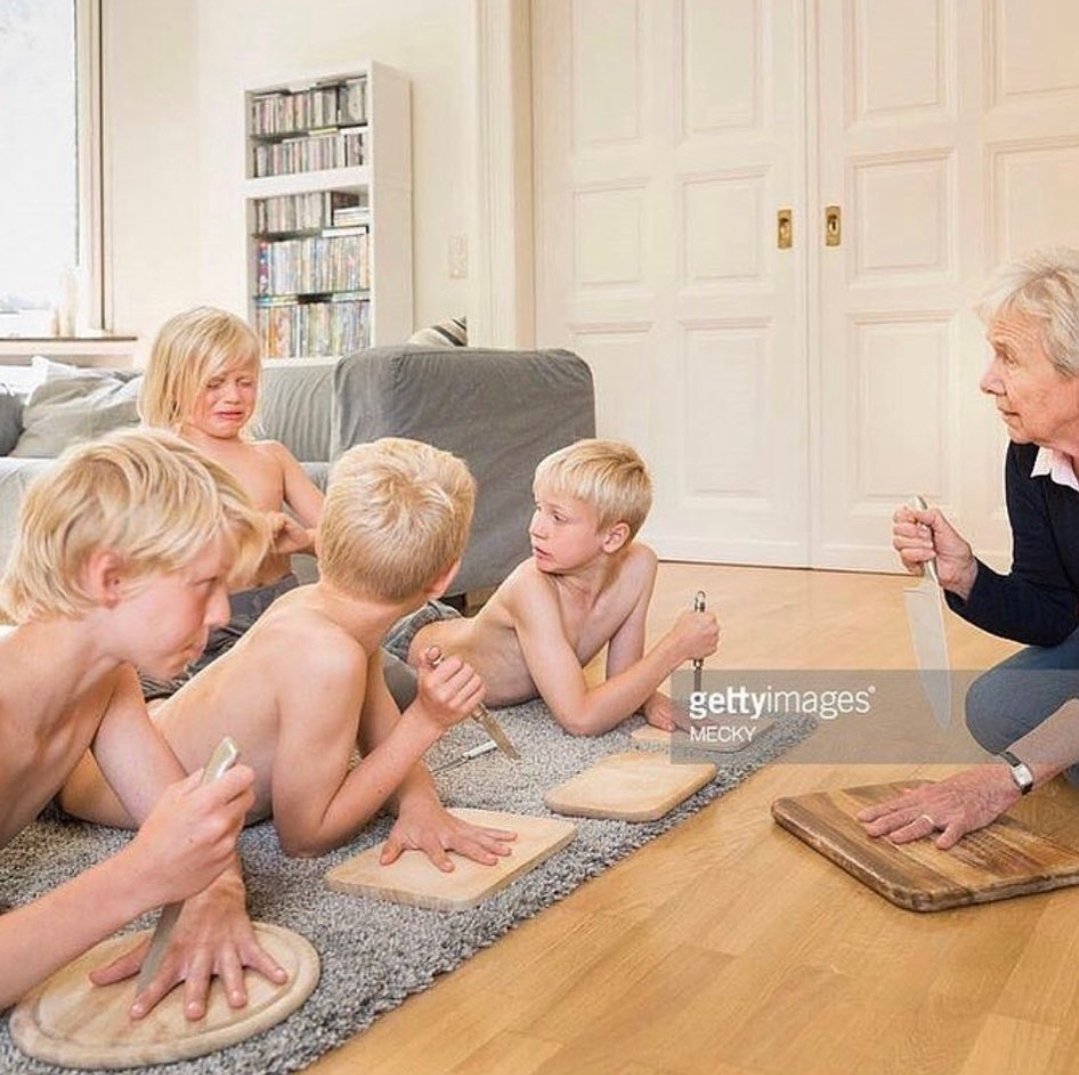 Rickayyyy2's tweet photo. Went to my white friends house and saw this https://t.co/QKcDBfM0Zo