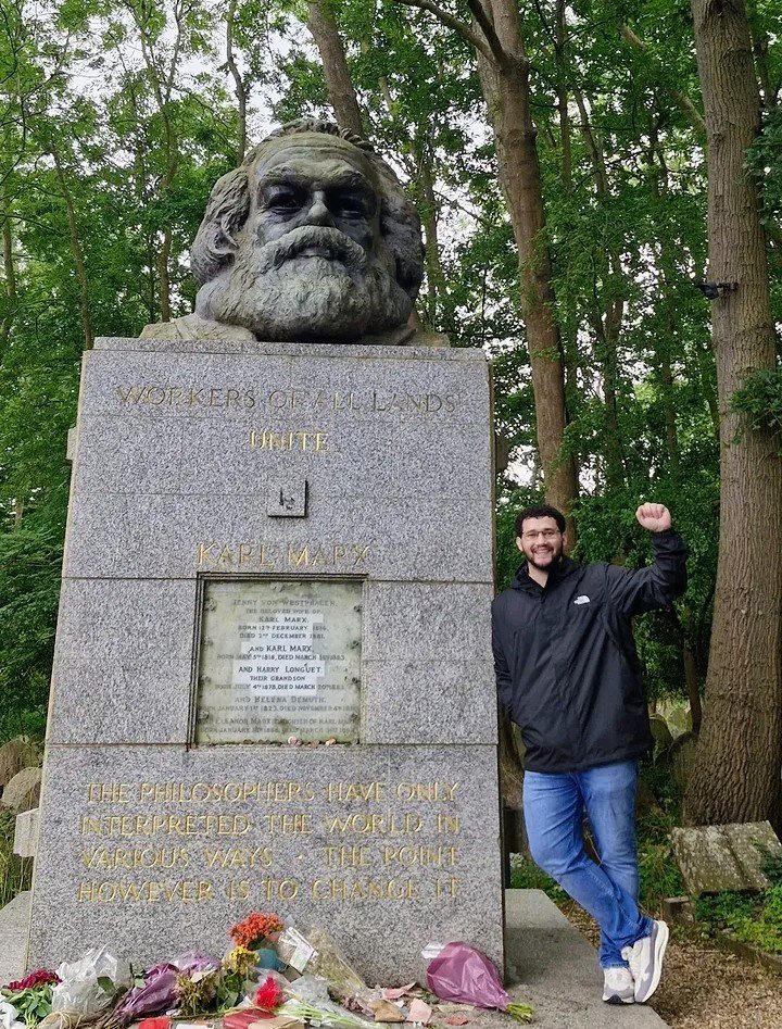 VicenteLopez007's tweet photo. Camarada Renan visitando a Karl Marx. https://t.co/HSrranp4OX
