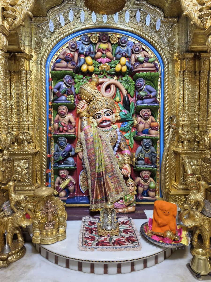 Zee24Kalak's tweet photo. 'સબ સુખ લહૈ તુમ્હારી સરના, તુમ રક્ષક કાહુ કો ડરના' - કિંગ ઓફ સાળંગપુરના આજના શૃંગાર દર્શન

#kashtbhanjan #salangpur #salangpurkashtbhanjan #hanuman #hanumanji https://t.co/5ByNTcPmuL