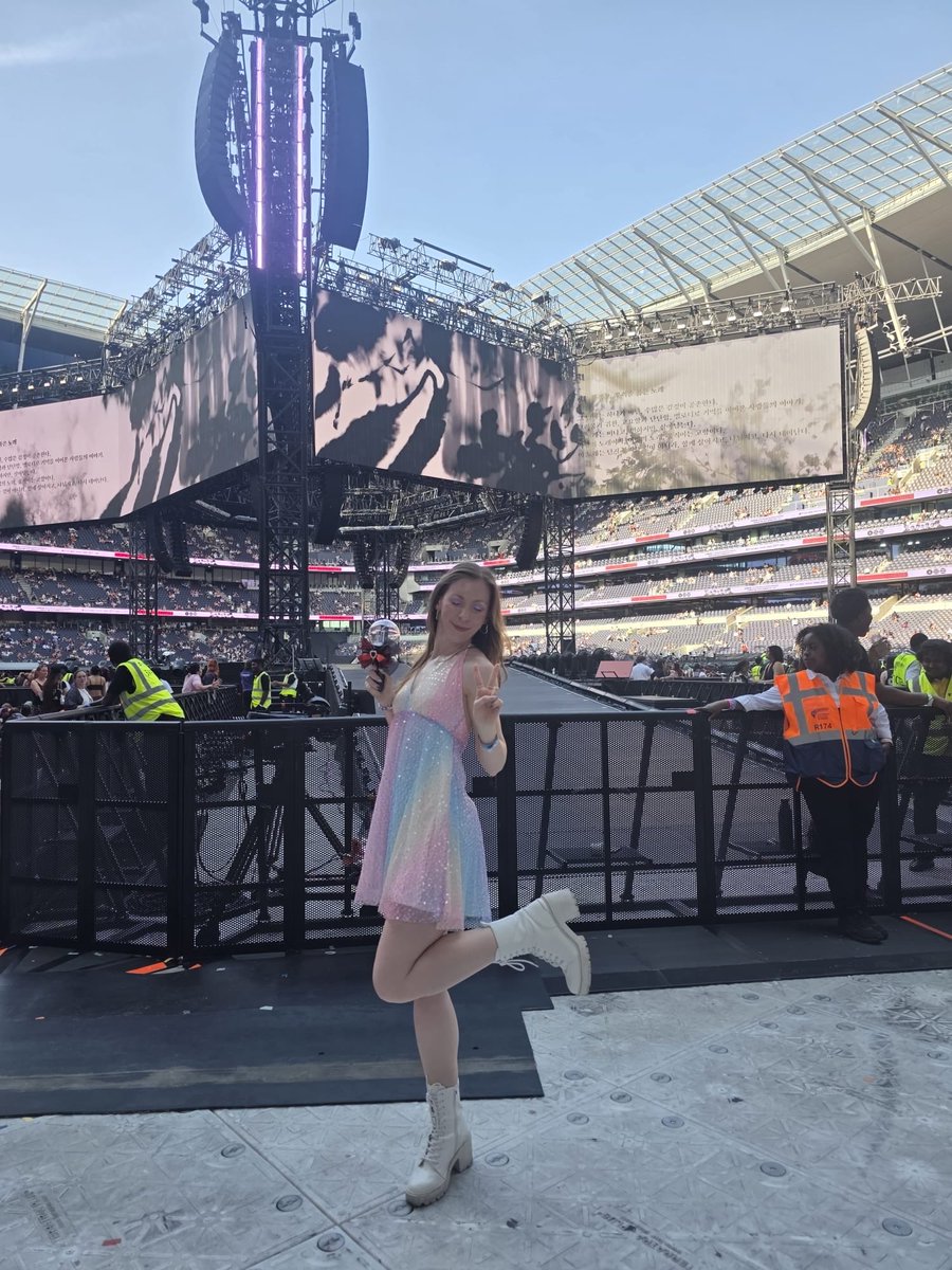 strawberryseok7's tweet photo. I wish I was at a bts concert in a sparkly dress ready to jump around and sing until I have no voice with my friends right about now https://t.co/UrrMPsY6Ad