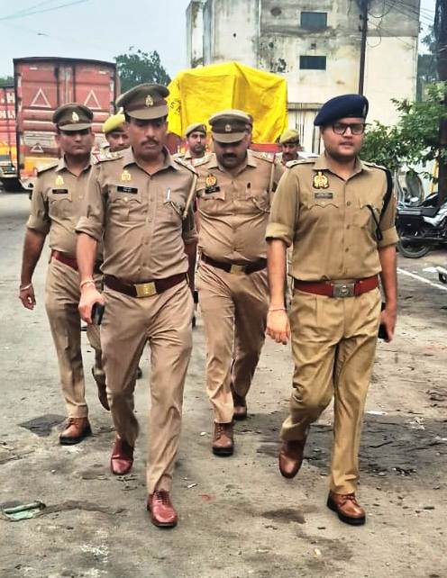 moradabadpolice's tweet photo. #SSP @moradabadpolice के निर्देशानुसार #ASP #COसिविल लाईन्स द्वारा पुलिस बल के साथ, सुदृढ़ कानून एवं शान्ति व्यवस्था व जनमानस मे सुरक्षा की भावना जागृत करने के दृष्टिगत थाना मझोला क्षेत्रान्तर्गत महत्वपूर्ण स्थानों पर पैदल गश्त की गई तथा सम्बन्धित को आवश्यक दिशा-निर्देश दिये गये। https://t.co/LkFEn5mOYk