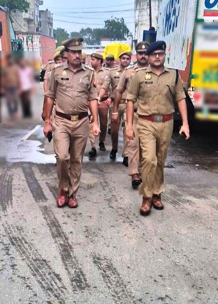 moradabadpolice's tweet photo. #SSP @moradabadpolice के निर्देशानुसार #ASP #COसिविल लाईन्स द्वारा पुलिस बल के साथ, सुदृढ़ कानून एवं शान्ति व्यवस्था व जनमानस मे सुरक्षा की भावना जागृत करने के दृष्टिगत थाना मझोला क्षेत्रान्तर्गत महत्वपूर्ण स्थानों पर पैदल गश्त की गई तथा सम्बन्धित को आवश्यक दिशा-निर्देश दिये गये। https://t.co/LkFEn5mOYk