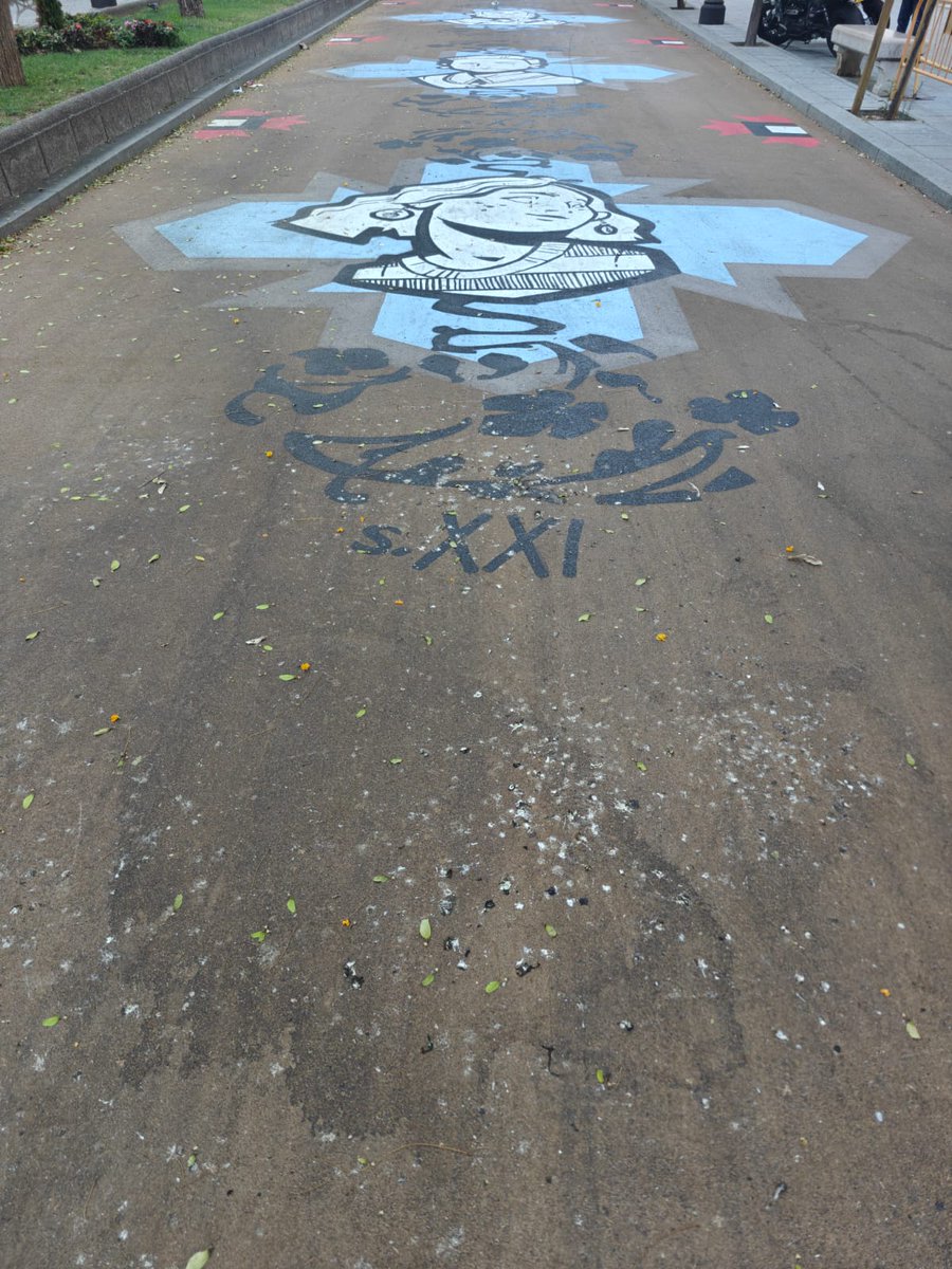 Plat_TgnaNeta's tweet photo. La intervención artística y el mural «Naltros», diseñado por el artista tarraconense Edu Polo en el primer tramo de la Rambla Nova, supuso una inversión de 159.194,71 euros y así está en menos de una semana 👇 https://t.co/XT7BjJvgwi