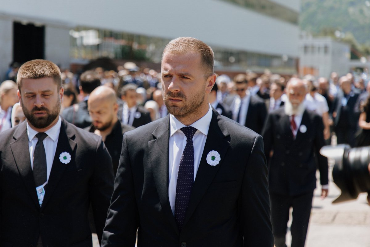naim_gj's tweet photo. Danas ne govorimo mnogo…
Neke rane vrijeme ne liječi…

Ne možemo promijeniti prošlost, ali možemo sačuvati istinu. 

Vječni rahmet nevinim žrtvama. 🤲 

_________________

Sot nuk flasim shumë…

Ka plagë që koha nuk i shëron…

Nuk mund ta ndryshojmë të kaluarën, por mund ta ruajmë të vërtetën.

Rahmet i përjetshëm për viktimat e pafajshme. 🤲