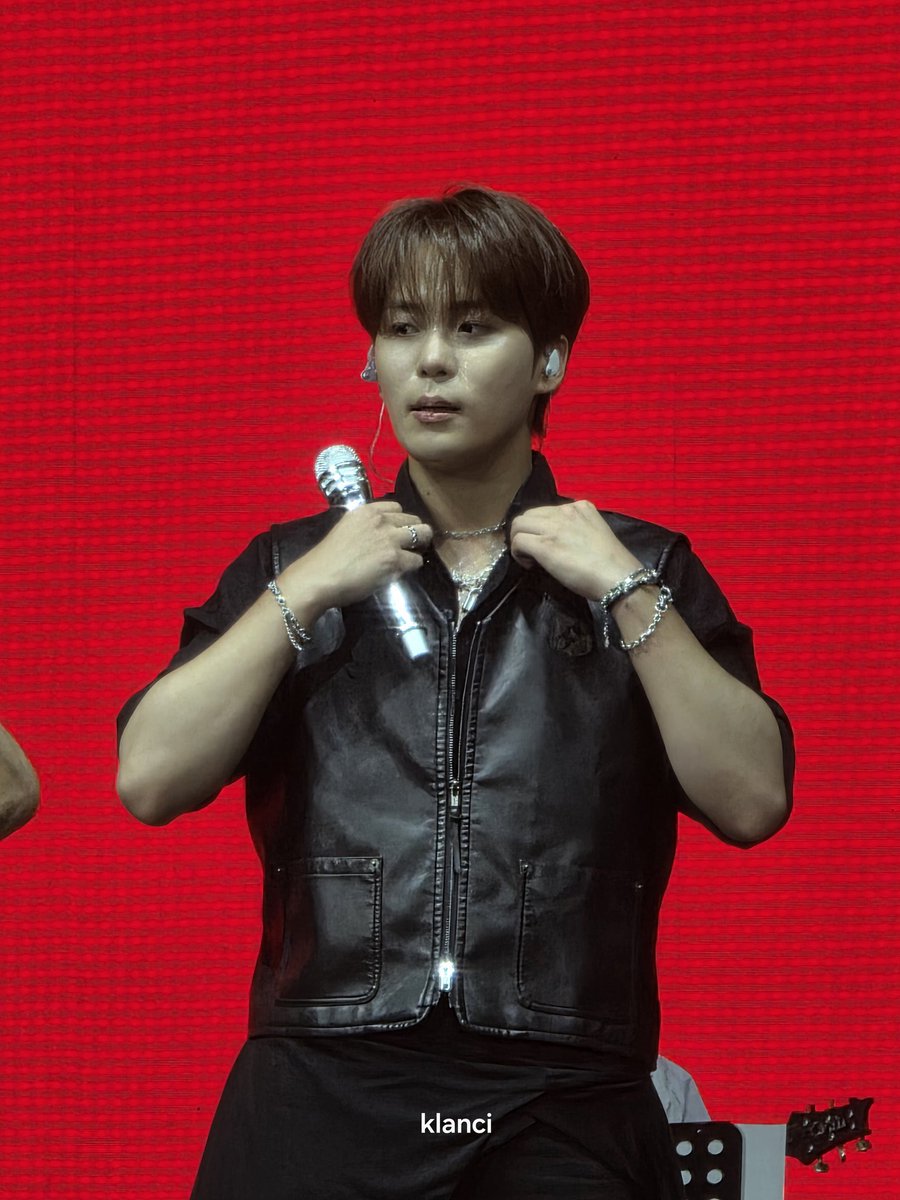 KHJBASE's tweet photo. rock in roma jongho will be in the history books as one of his most iconic looks https://t.co/VYDgIbM8mm