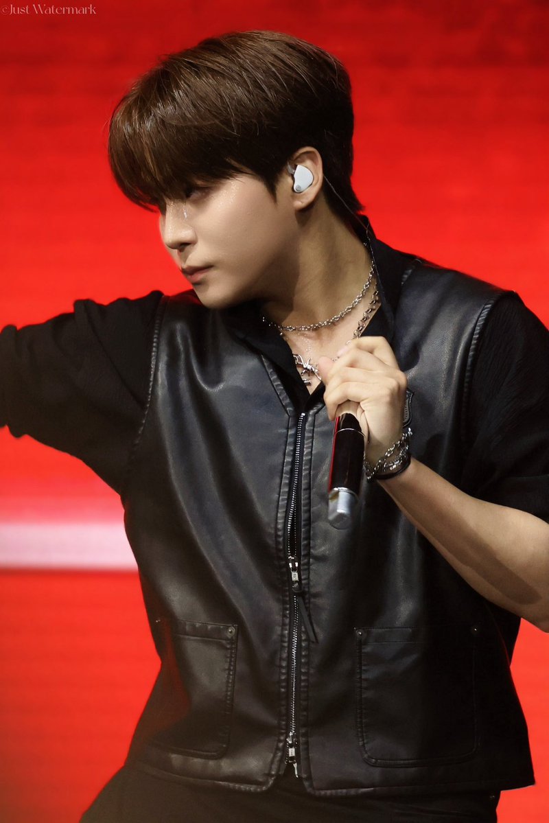 KHJBASE's tweet photo. rock in roma jongho will be in the history books as one of his most iconic looks https://t.co/VYDgIbM8mm