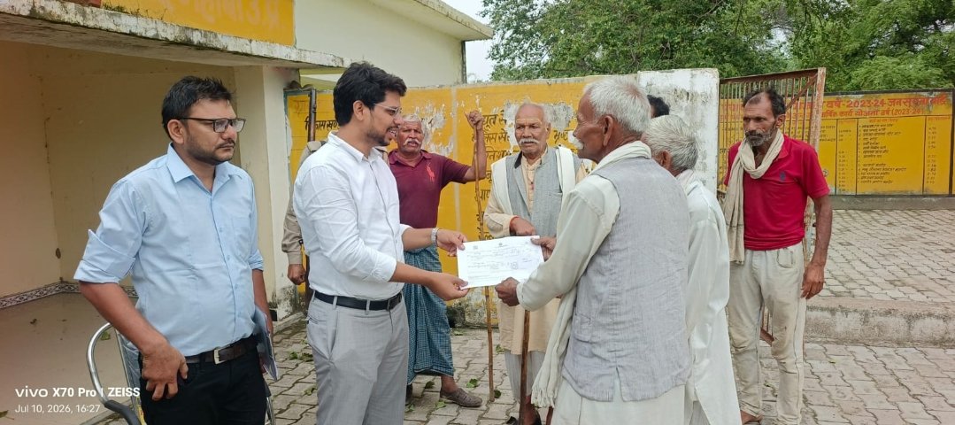 DMmahoba's tweet photo. IGRS पोर्टल पर प्राप्त राजस्व भूमि विवाद संबंधी प्रकरणों के विशेष अभियान के अंतर्गत आज तहसील कुलपहाड़ में 06 शिकायतों का मौके पर सफल निस्तारण कराया गया।

​🔹 ग्राम बग़वाहा: लगभग 35 वर्ष पुराने राजस्व अभिलेख त्रुटि संबंधी प्रकरण का SDM द्वारा, लेखपाल एवं भूमि प्रबंधन समिति (LMC) से तथ्यात्मक सत्यापन कराकर विधिसम्मत प्रक्रिया से अभिलेख संशोधित कराया गया एवं 35 वर्ष पुरानी समस्या का एक दिन में समाधान करते हुए मौके पर ही नागरिक को संशोधित खतौनी सौंपी गई।

​🔹 ग्राम अजनर व लोधीपुरा: स्थलीय निरीक्षण और आपसी समझौते के आधार पर विवादों का शांतिपूर्ण समाधान, दोनों पक्ष पूर्णतः संतुष्ट।

​🔹 ग्राम उमरई, अलीपुरा एवं टोलपांतर:- राजस्व टीम द्वारा भूमि विवाद संबंधी प्रकरणों का मौके पर पारदर्शिता के साथ निस्तारण किया गया।
​#DigitalGovernance #mahoba #PublicWelfare #RevenueResolution #UPAdministration #QuickRedressal 
@UPGovt @InfoDeptUP @BoardofRevenue @CMOfficeUP @jansunwai_up @Commbanda1997