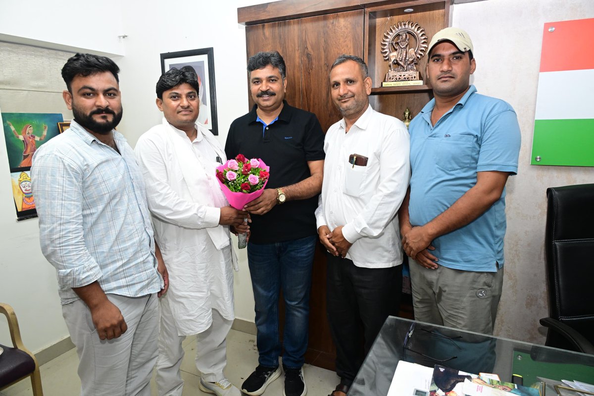 TikaRamJullyINC's tweet photo. आज जयपुर आवास पर आमजन एवं पार्टी कार्यकर्ताओं से आत्मीय मुलाकात की l #जनसुनवाई https://t.co/0VkqAASkHo